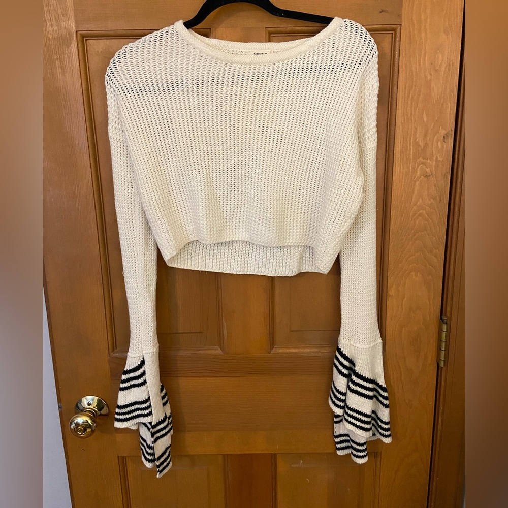 Cropped sweater with flare sleeves